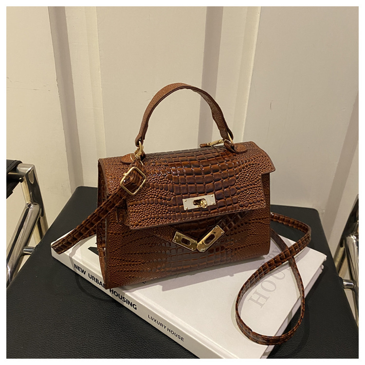 Crossbody torbica s francuskim stilom i teksturiranim izgledom — PU materijal, horizontalni kvadratni oblik, zaključavanje, podstava od sintetičke kože, ulični stil