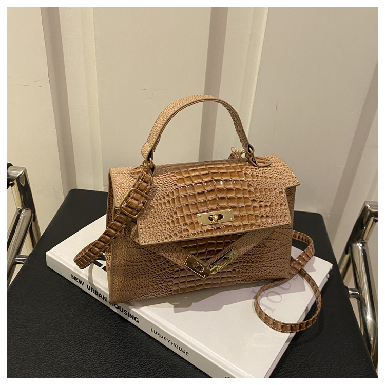 Crossbody torbica s francuskim stilom i teksturiranim izgledom — PU materijal, horizontalni kvadratni oblik, zaključavanje, podstava od sintetičke kože, ulični stil