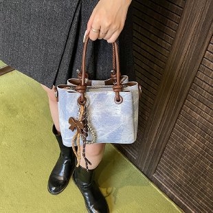 Ženska bucket torba — gradski stil, PU materijal, bucket bag dizajn, zimsko izdanje 2022, svakodnevna upotreba.