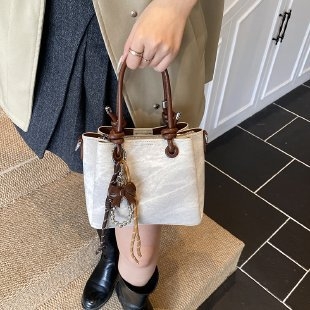 Ženska bucket torba — gradski stil, PU materijal, bucket bag dizajn, zimsko izdanje 2022, svakodnevna upotreba.