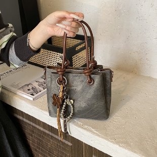 Ženska bucket torba — gradski stil, PU materijal, bucket bag dizajn, zimsko izdanje 2022, svakodnevna upotreba.