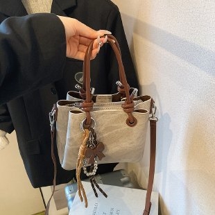 Ženska bucket torba — gradski stil, PU materijal, bucket bag dizajn, zimsko izdanje 2022, svakodnevna upotreba.
