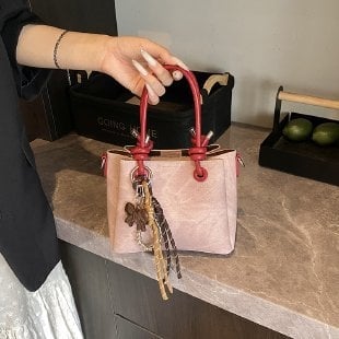Ženska bucket torba — gradski stil, PU materijal, bucket bag dizajn, zimsko izdanje 2022, svakodnevna upotreba.