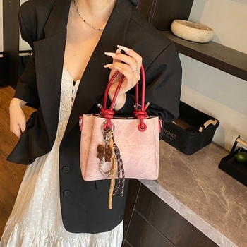 Ženska bucket torba — gradski stil, PU materijal, bucket bag dizajn, zimsko izdanje 2022, svakodnevna upotreba.