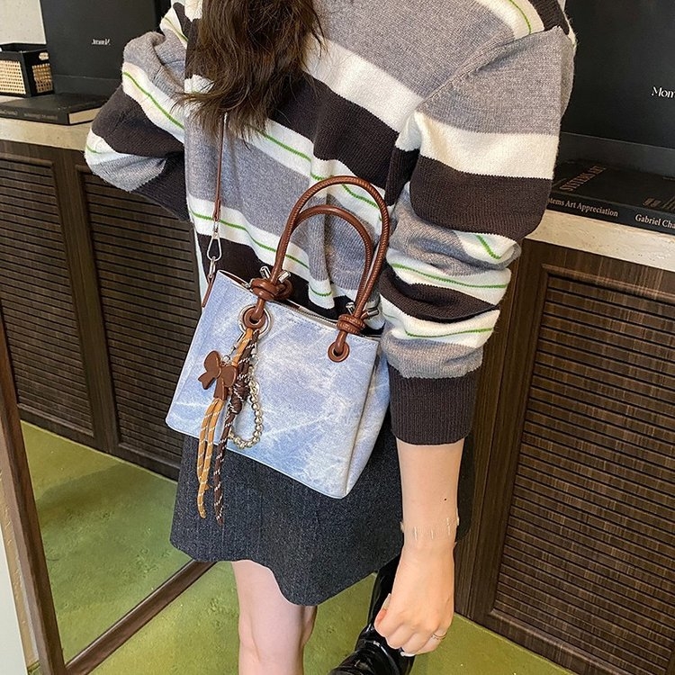 Ženska bucket torba — gradski stil, PU materijal, bucket bag dizajn, zimsko izdanje 2022, svakodnevna upotreba.
