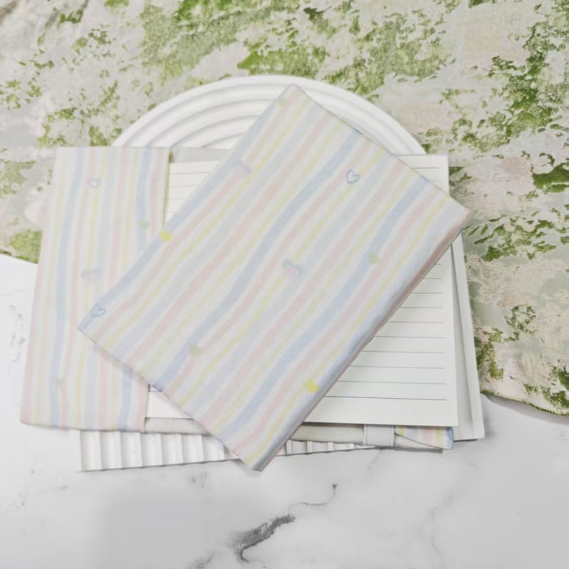 Füzetborító Rainbow Heart mintával, textil védőborítás, állítható (Márka: Qiu ling; Anyag: textil; Gyártó: Qiu ling)