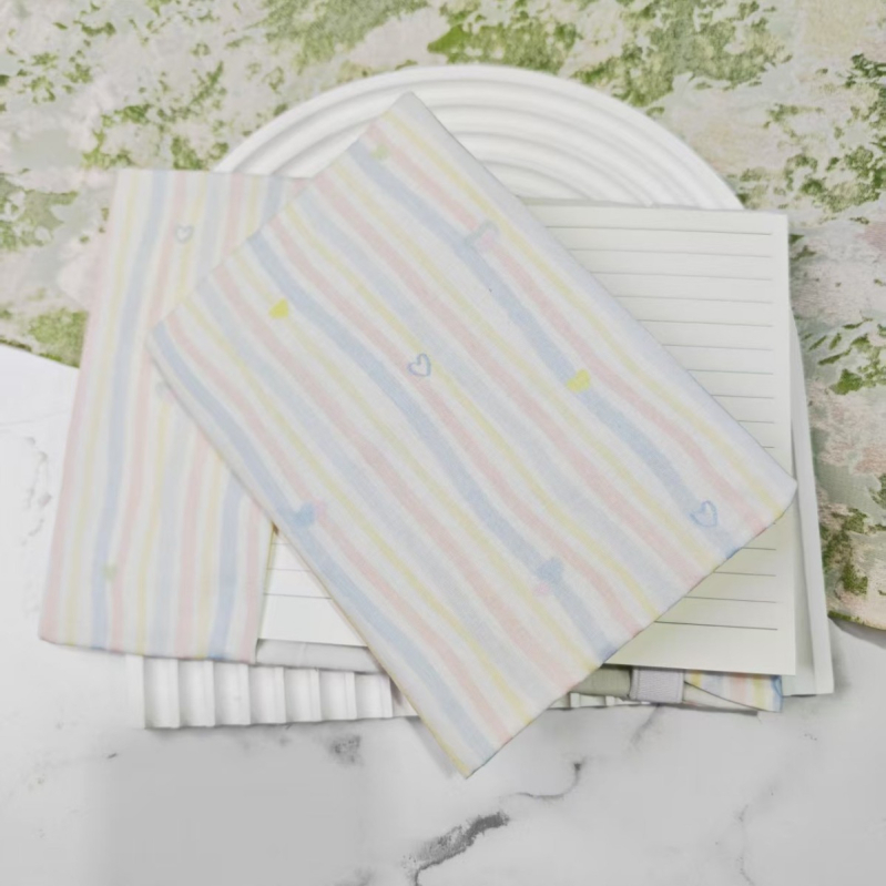 Füzetborító Rainbow Heart mintával, textil védőborítás, állítható (Márka: Qiu ling; Anyag: textil; Gyártó: Qiu ling)