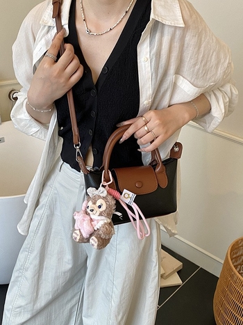 Crossbody torba, gradski minimalistički stil, PU koža, dumpling-tip oblik, otvaranje s poklopcem, poliester podstava