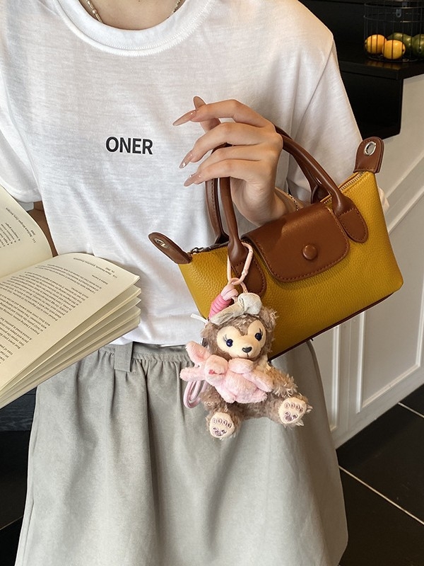 Crossbody torba, gradski minimalistički stil, PU koža, dumpling-tip oblik, otvaranje s poklopcem, poliester podstava