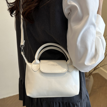 Crossbody Dumpling torbica - PU materijal, zatvaranje zipom, uspravni kvadratni oblik, jedna naramenica, unutarnja džep sa zipom (Autumn 2025)