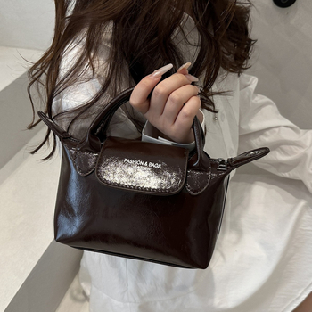 Crossbody Dumpling torbica - PU materijal, zatvaranje zipom, uspravni kvadratni oblik, jedna naramenica, unutarnja džep sa zipom (Autumn 2025)