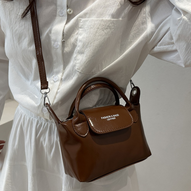 Crossbody Dumpling torbica - PU materijal, zatvaranje zipom, uspravni kvadratni oblik, jedna naramenica, unutarnja džep sa zipom (Autumn 2025)