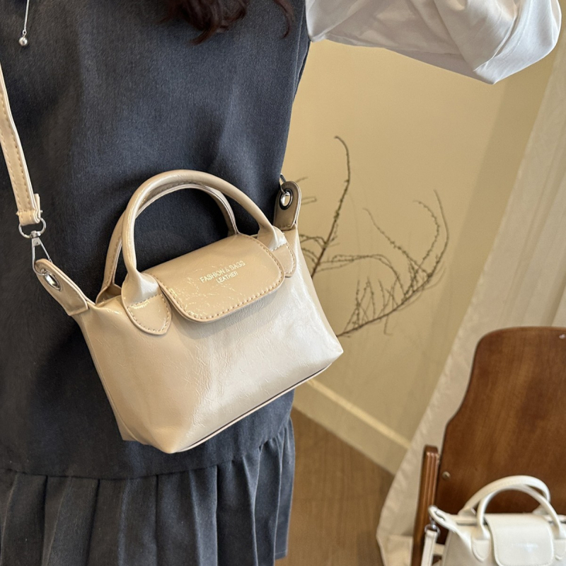 Crossbody Dumpling torbica - PU materijal, zatvaranje zipom, uspravni kvadratni oblik, jedna naramenica, unutarnja džep sa zipom (Autumn 2025)