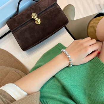 Ženska torbica od prave kože, horizontalni kvadratni oblik, gradski jednostavan stil, otvaranje s šnurlicom i kopčom, unutarnji džepovi za telefon i identifikacijsku karticu, podstava od sintetičke kože