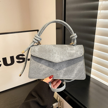 Crossbody torba, mala kvadratnog oblika, PU materijal, magnetsko zatvaranje, unutarnja zip pretinac, urban minimalistički stil