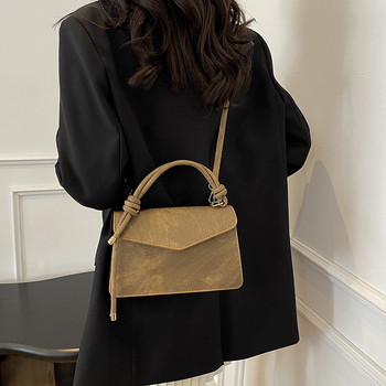 Crossbody torba, mala kvadratnog oblika, PU materijal, magnetsko zatvaranje, unutarnja zip pretinac, urban minimalistički stil