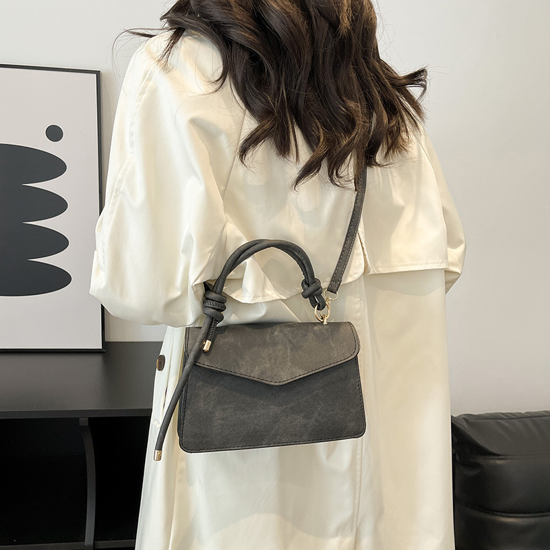 Crossbody torba, mala kvadratnog oblika, PU materijal, magnetsko zatvaranje, unutarnja zip pretinac, urban minimalistički stil