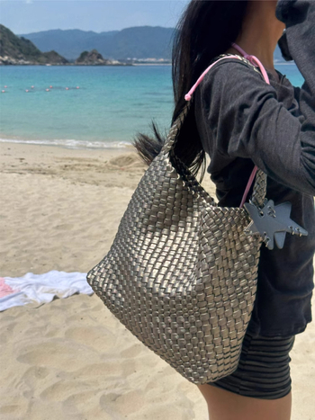 Premium ručno tkana PU bucket torba s magnetskim zatvaračem, horizontalno kvadratnog oblika, unutarnja džep za dokumente.