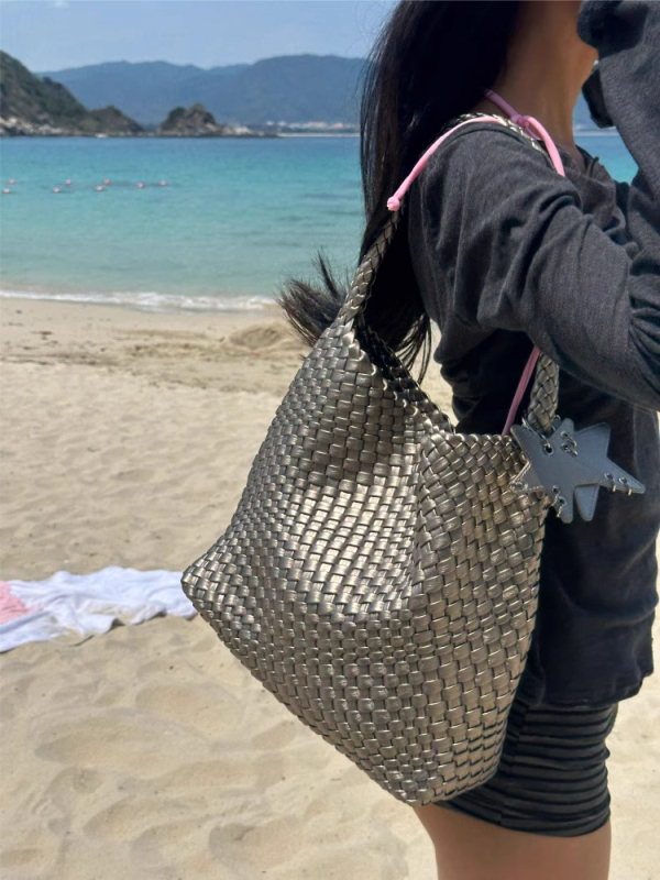 Premium ručno tkana PU bucket torba s magnetskim zatvaračem, horizontalno kvadratnog oblika, unutarnja džep za dokumente.