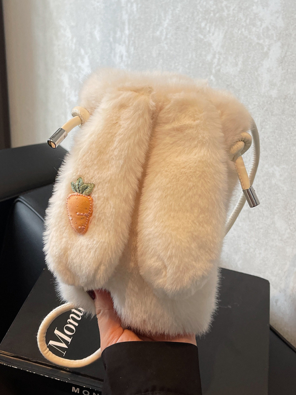 Velur crossbody torba s magnetskim zatvaračem, vertikalni četverokutni oblik, podstava od umjetne kože, jedan remen za rame