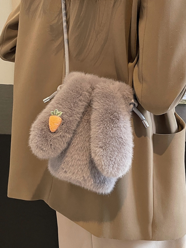 Velur crossbody torba s magnetskim zatvaračem, vertikalni četverokutni oblik, podstava od umjetne kože, jedan remen za rame