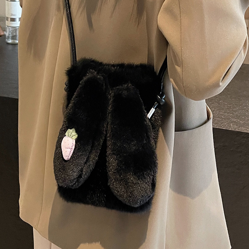 Velur crossbody torba s magnetskim zatvaračem, vertikalni četverokutni oblik, podstava od umjetne kože, jedan remen za rame