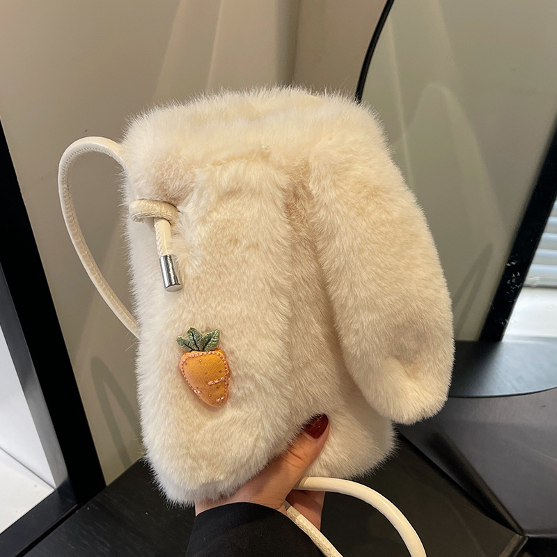 Velur crossbody torba s magnetskim zatvaračem, vertikalni četverokutni oblik, podstava od umjetne kože, jedan remen za rame