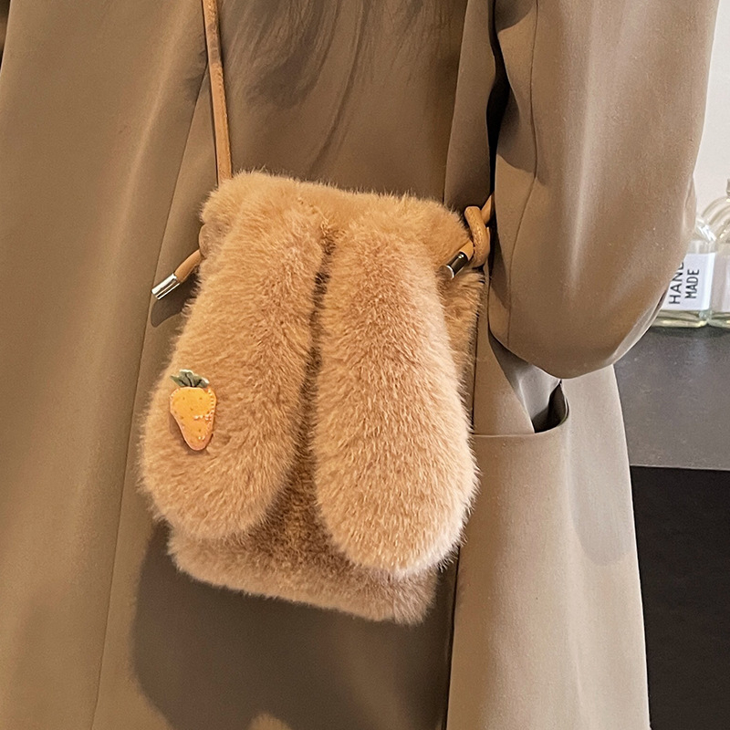 Velur crossbody torba s magnetskim zatvaračem, vertikalni četverokutni oblik, podstava od umjetne kože, jedan remen za rame