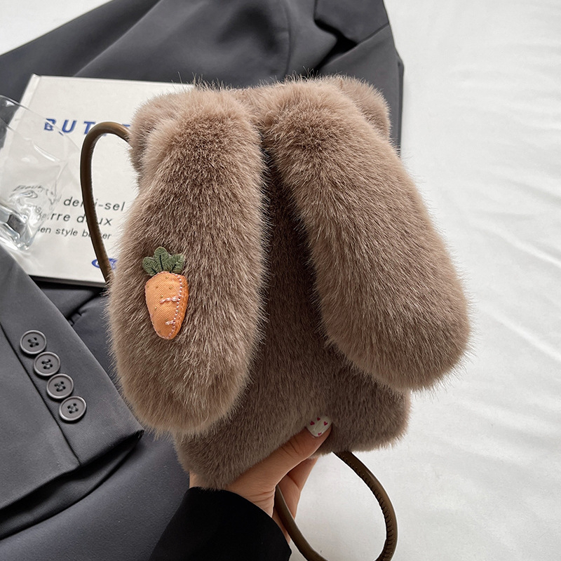 Velur crossbody torba s magnetskim zatvaračem, vertikalni četverokutni oblik, podstava od umjetne kože, jedan remen za rame