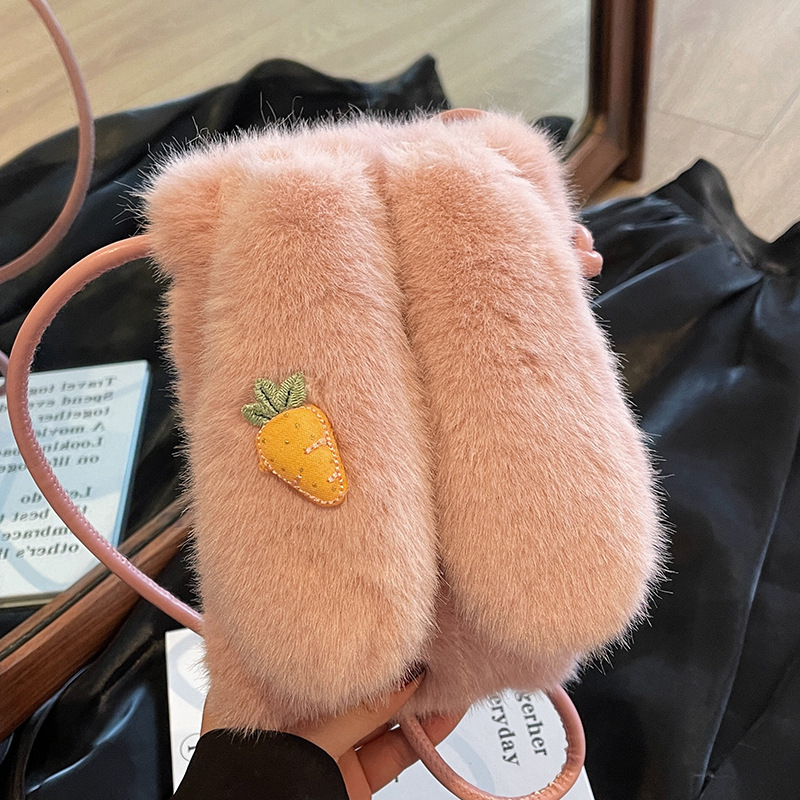 Velur crossbody torba s magnetskim zatvaračem, vertikalni četverokutni oblik, podstava od umjetne kože, jedan remen za rame