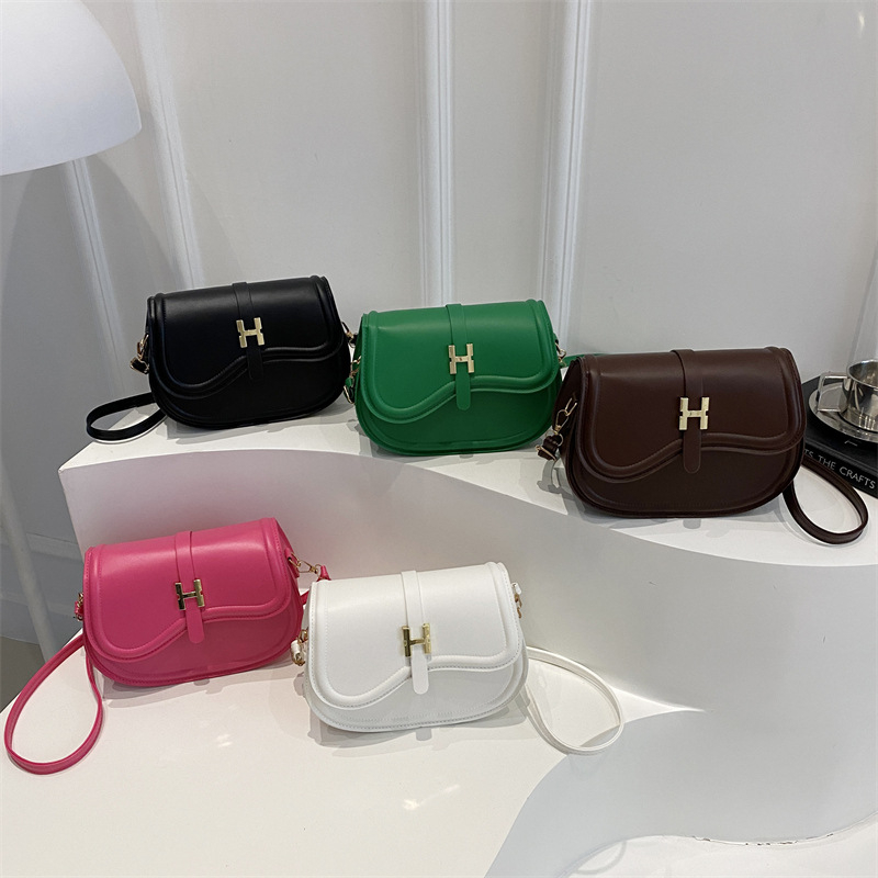 Crossbody torba u uličnoj modi, PU materijal, mala kvadratna forma, otvaranje kapom, džep za telefon