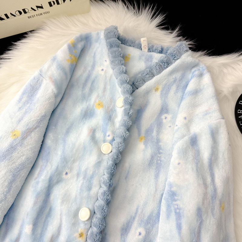 Ženski flanel set za zimsko kućno nošenje: top u kardigan stilu s V izrezom, dugi rukavi i hlače; flanel materijal, 90–95% poliester, srednja gustoća 161–180 g/m2.