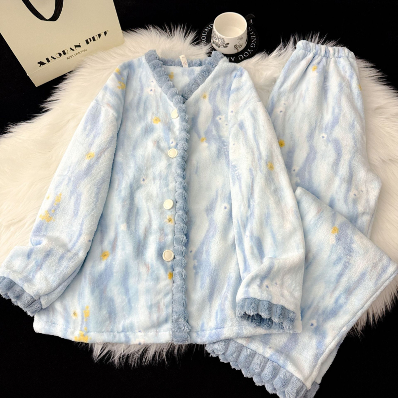 Ženski flanel set za zimsko kućno nošenje: top u kardigan stilu s V izrezom, dugi rukavi i hlače; flanel materijal, 90–95% poliester, srednja gustoća 161–180 g/m2.