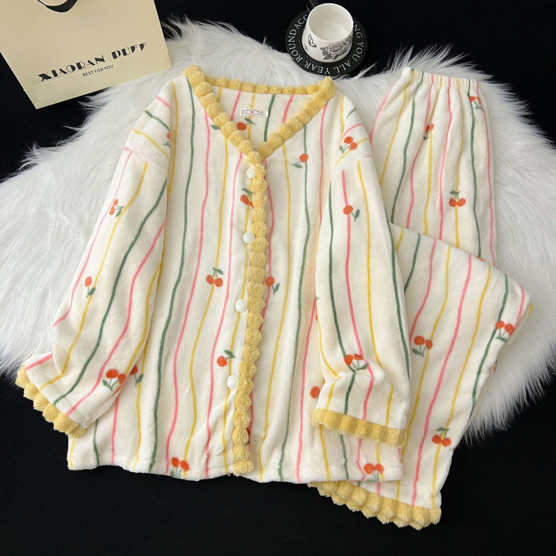 Ženski flanel set za zimsko kućno nošenje: top u kardigan stilu s V izrezom, dugi rukavi i hlače; flanel materijal, 90–95% poliester, srednja gustoća 161–180 g/m2.