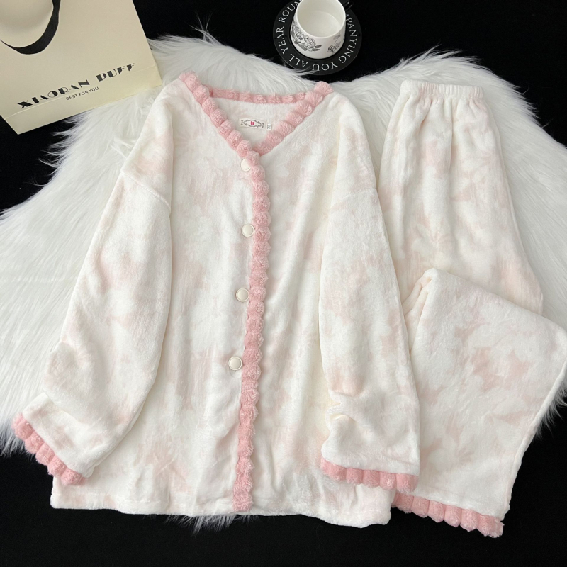 Ženski flanel set za zimsko kućno nošenje: top u kardigan stilu s V izrezom, dugi rukavi i hlače; flanel materijal, 90–95% poliester, srednja gustoća 161–180 g/m2.