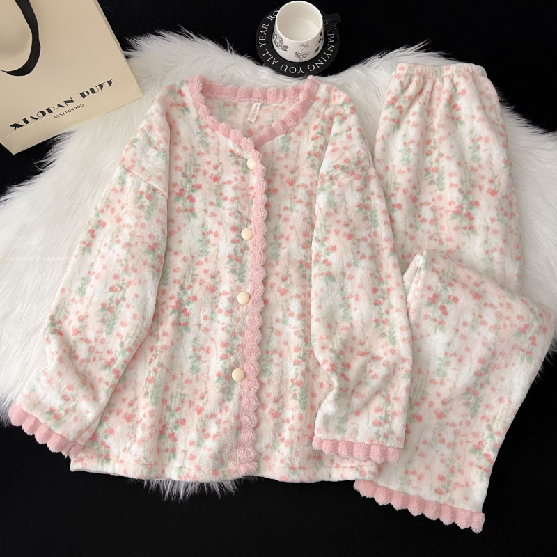 Ženski flanel set za zimsko kućno nošenje: top u kardigan stilu s V izrezom, dugi rukavi i hlače; flanel materijal, 90–95% poliester, srednja gustoća 161–180 g/m2.