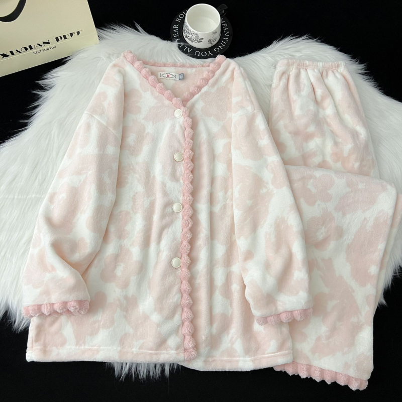 Ženski flanel set za zimsko kućno nošenje: top u kardigan stilu s V izrezom, dugi rukavi i hlače; flanel materijal, 90–95% poliester, srednja gustoća 161–180 g/m2.