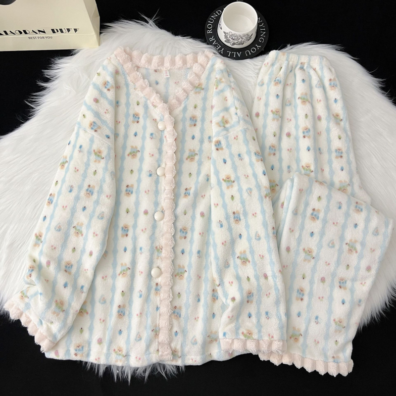 Ženski flanel set za zimsko kućno nošenje: top u kardigan stilu s V izrezom, dugi rukavi i hlače; flanel materijal, 90–95% poliester, srednja gustoća 161–180 g/m2.