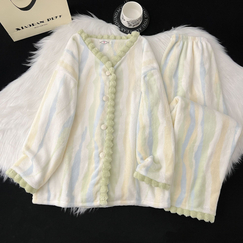 Ženski flanel set za zimsko kućno nošenje: top u kardigan stilu s V izrezom, dugi rukavi i hlače; flanel materijal, 90–95% poliester, srednja gustoća 161–180 g/m2.