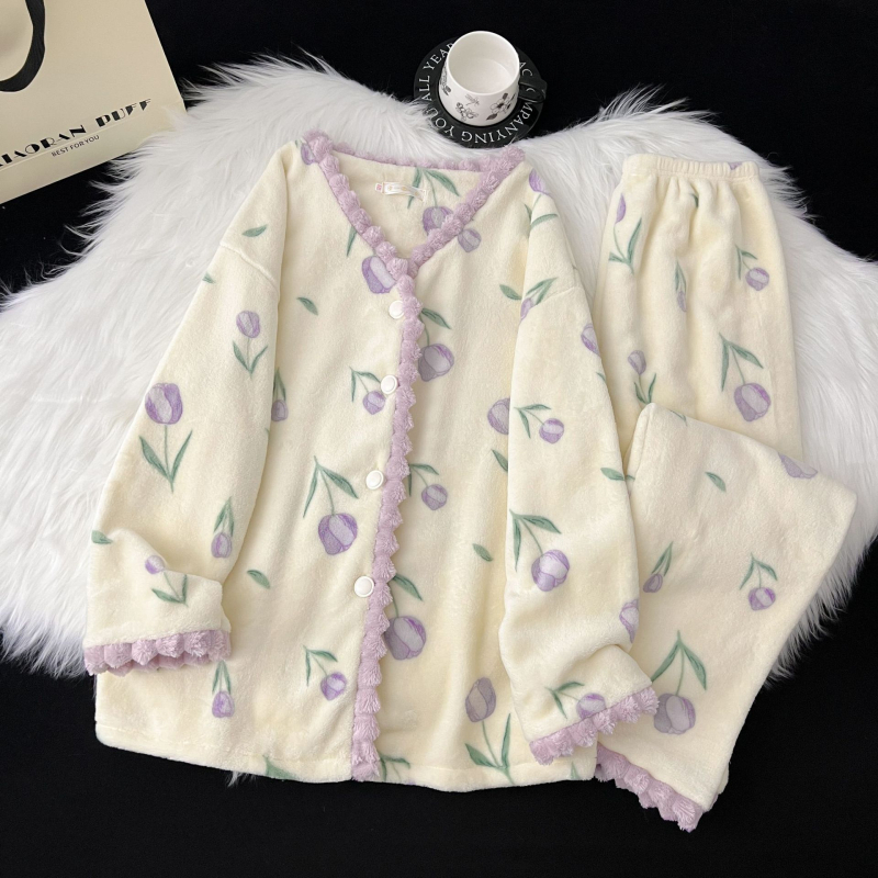 Ženski flanel set za zimsko kućno nošenje: top u kardigan stilu s V izrezom, dugi rukavi i hlače; flanel materijal, 90–95% poliester, srednja gustoća 161–180 g/m2.