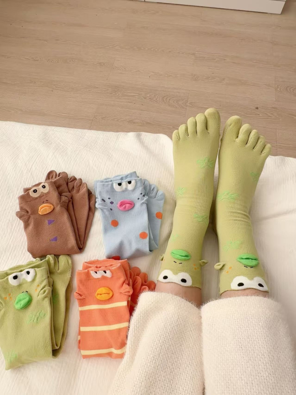 Pamukaste čarape s pet prstiju s motivom Little Ugly Fish, srednja dužina do potkoljenice, 90-95% pamuka, 200N jednostruko pletenje, pogodne za sve sezone