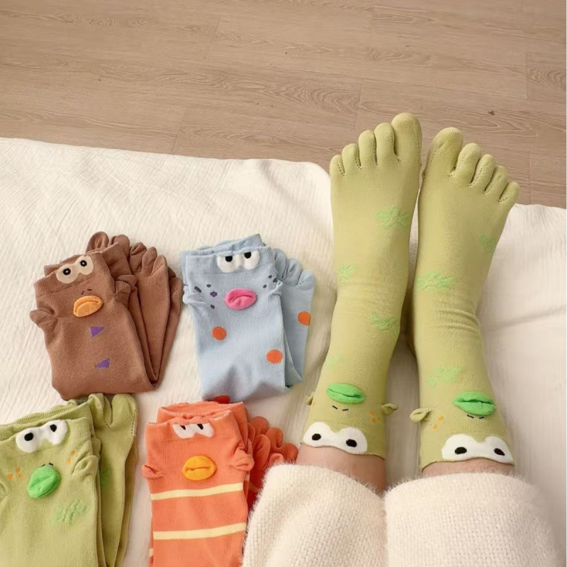Pamukaste čarape s pet prstiju s motivom Little Ugly Fish, srednja dužina do potkoljenice, 90-95% pamuka, 200N jednostruko pletenje, pogodne za sve sezone