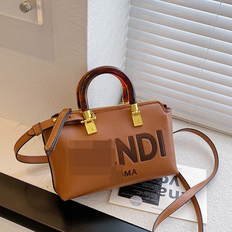 PU torba, urban minimalističkog stila, horizontani kvadratni oblik, otvaranje zipom, unutarnja džep sa zipom