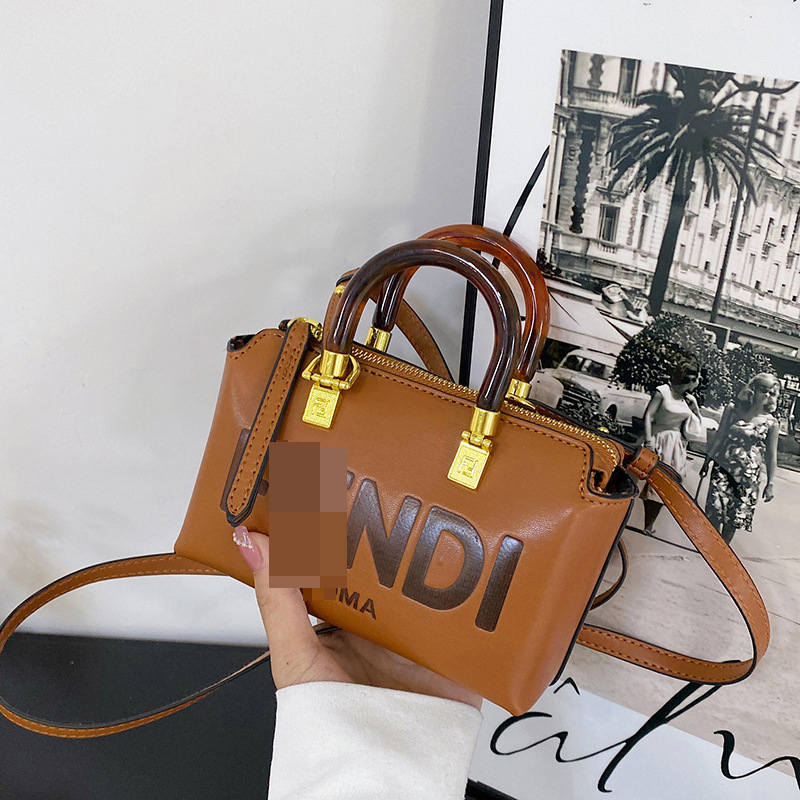 PU torba, urban minimalističkog stila, horizontani kvadratni oblik, otvaranje zipom, unutarnja džep sa zipom