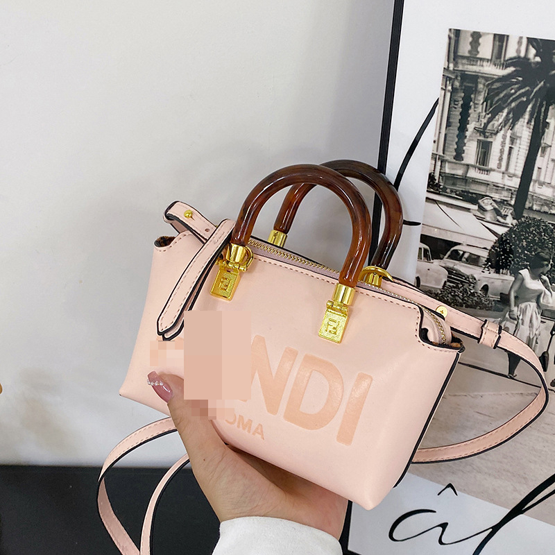 PU torba, urban minimalističkog stila, horizontani kvadratni oblik, otvaranje zipom, unutarnja džep sa zipom