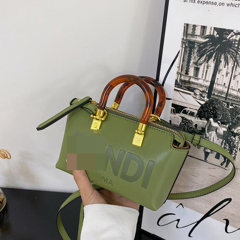 PU torba, urban minimalističkog stila, horizontani kvadratni oblik, otvaranje zipom, unutarnja džep sa zipom