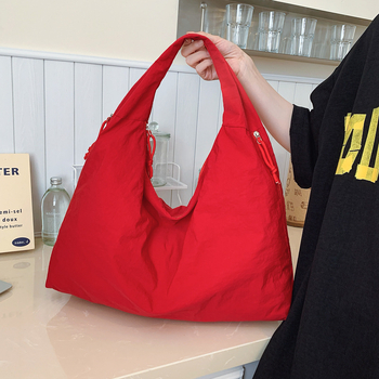 Γυναικεία tote τσάντα σε στυλ αστικού μινιμαλισμού, νάιλον ύφασμα, επένδυση πολυεστέρα, άνοιγμα με φερμουάρ, ορθογώνιο σχήμα