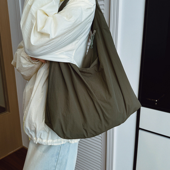 Γυναικεία tote τσάντα σε στυλ αστικού μινιμαλισμού, νάιλον ύφασμα, επένδυση πολυεστέρα, άνοιγμα με φερμουάρ, ορθογώνιο σχήμα