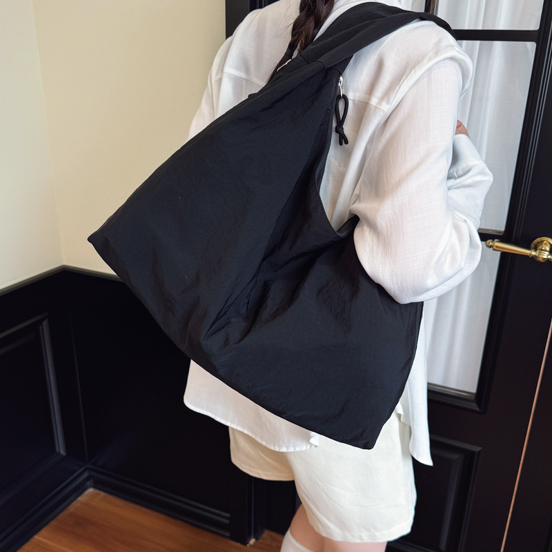 Γυναικεία tote τσάντα σε στυλ αστικού μινιμαλισμού, νάιλον ύφασμα, επένδυση πολυεστέρα, άνοιγμα με φερμουάρ, ορθογώνιο σχήμα