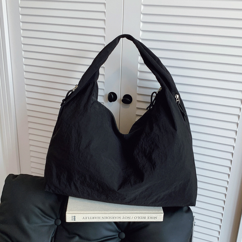 Γυναικεία tote τσάντα σε στυλ αστικού μινιμαλισμού, νάιλον ύφασμα, επένδυση πολυεστέρα, άνοιγμα με φερμουάρ, ορθογώνιο σχήμα